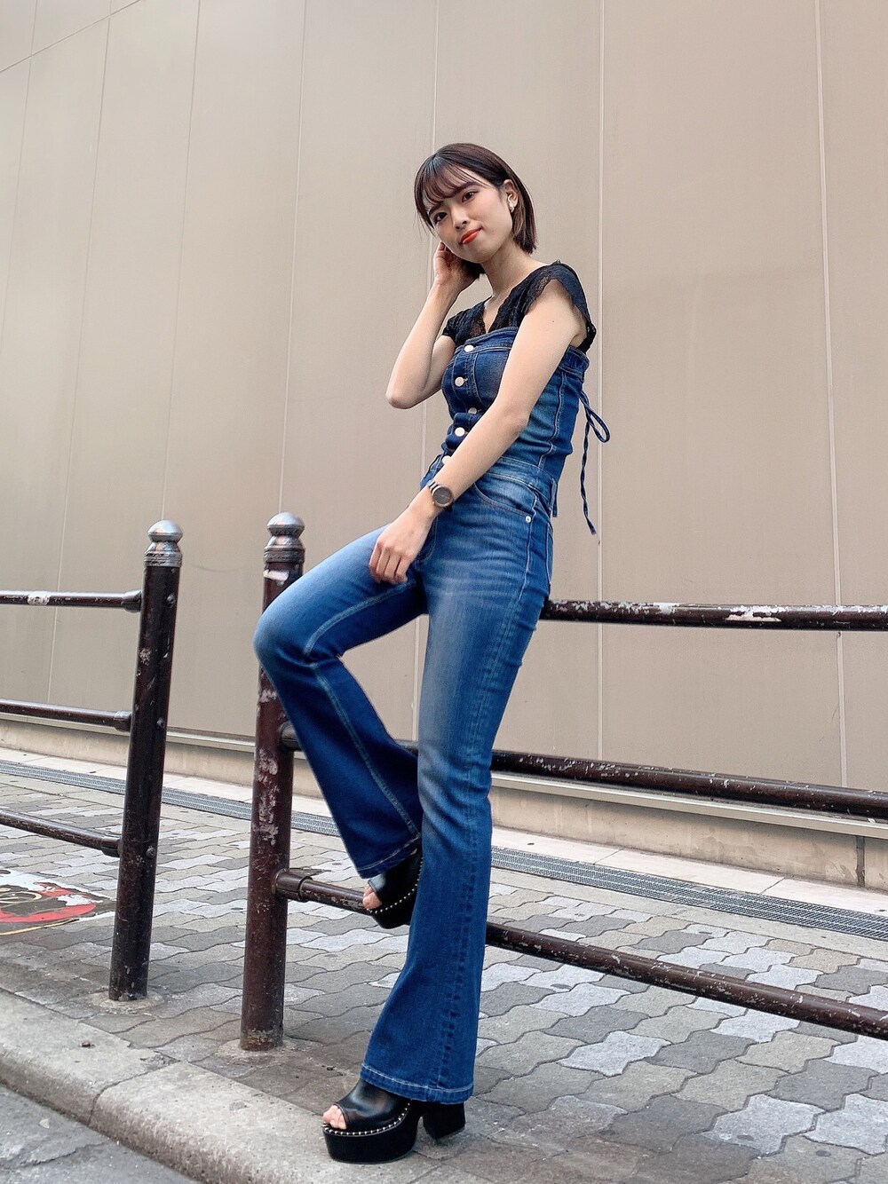 「ENVYM、envym_staff、フレアパンツ、サロペット、オールインワン、デニムサロペット、カジュアル、大人カジュアル、フレアデニム、春コーデ」｜「ENVYMのバックスピンドルデニムサロペット（サロペット/オーバーオール、ブルー系）」を使った、ENVYM_NARUMIさん（レディース・157cm）の春コーディネートの1枚目の写真