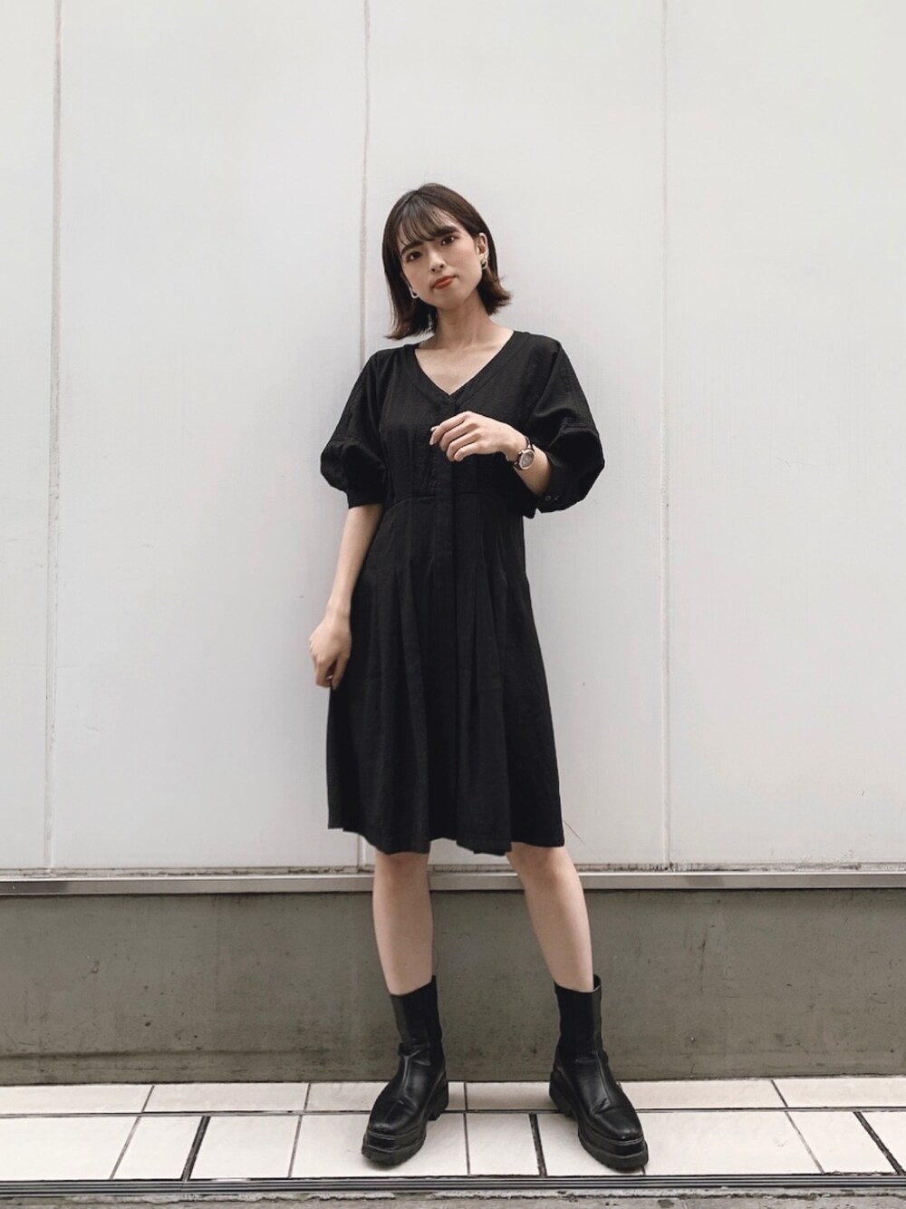 「ENVYM、envym_staff、ワンピース、フレアワンピース、ブラックコーデ、大人カジュアル、韓国ファッション、オトナカジュアル、休日スタイル、春コーデ」｜「ENVYMのタックチュニックＯＰ（ワンピース、ブラック系）」を使った、ENVYM_NARUMIさん（レディース・157cm）の春コーディネートの1枚目の写真