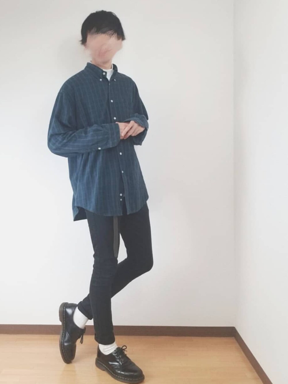 グリーン系のシャツ/ブラウス、ホワイト系のTシャツ/カットソー、ブラック系のその他パンツを着用したメンズの秋コーディネートの1枚目の写真