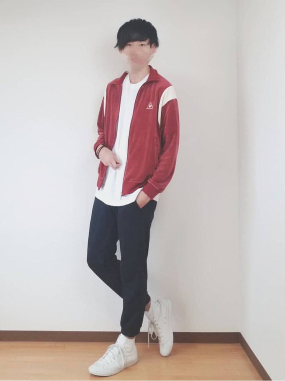 レッド系のジャージ、ホワイト系のTシャツ/カットソー、ブルー系のパンツを着用したメンズの秋コーディネートの1枚目の写真