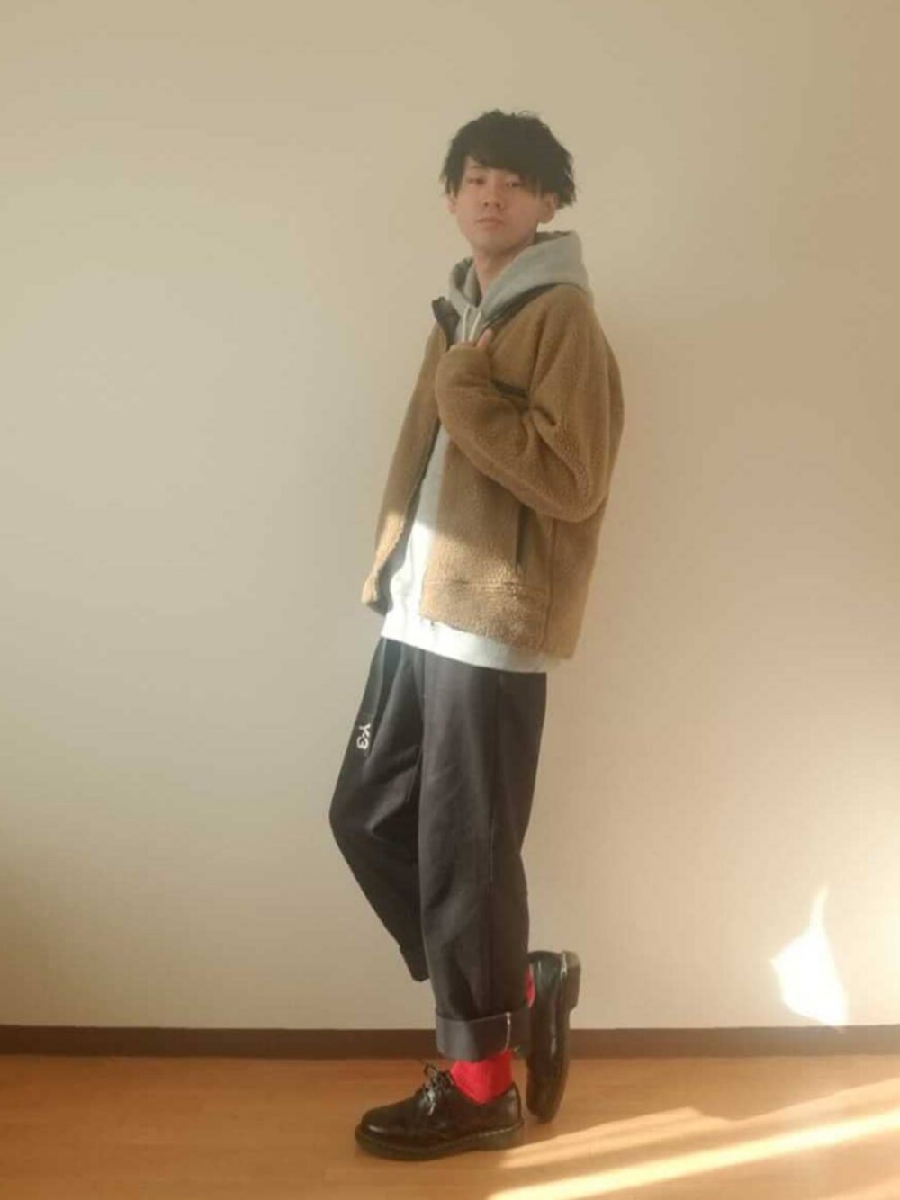 ブラウン系のジャケット/アウター、グレー系のパーカー、ブラック系のブーツを着用したメンズの秋コーディネートの1枚目の写真