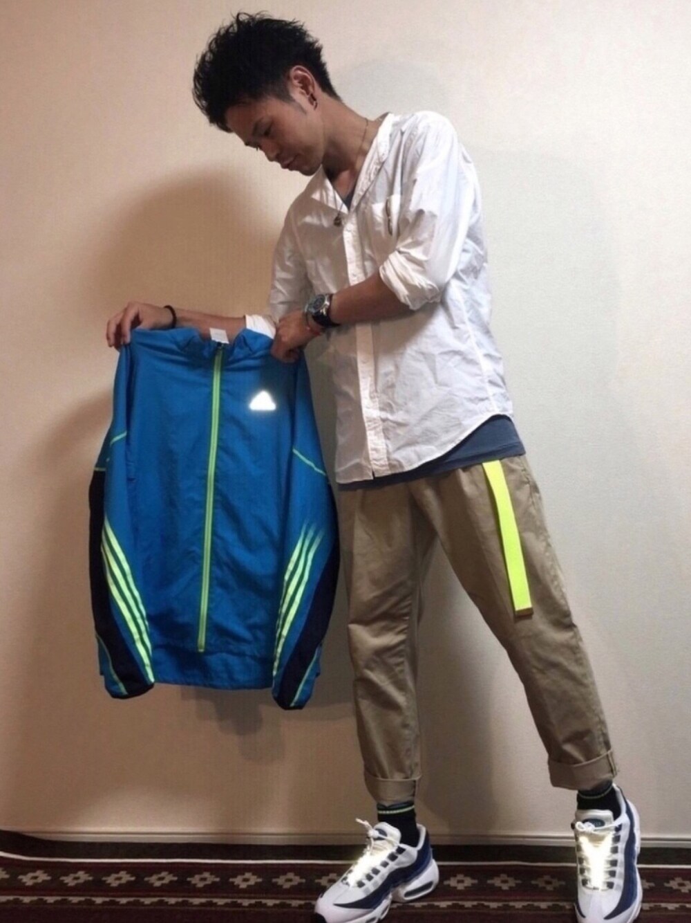 「NIKE、ナイキ、airmax95、ブルーグラデーション、夏、青」｜「UNIQLOのMEN ノーカラーシャツ（シャツ/ブラウス、ホワイト系）」を使った、帰ってきたSHIGE_KICKS👟さん（メンズ・168cm）の夏コーディネートの1枚目の写真