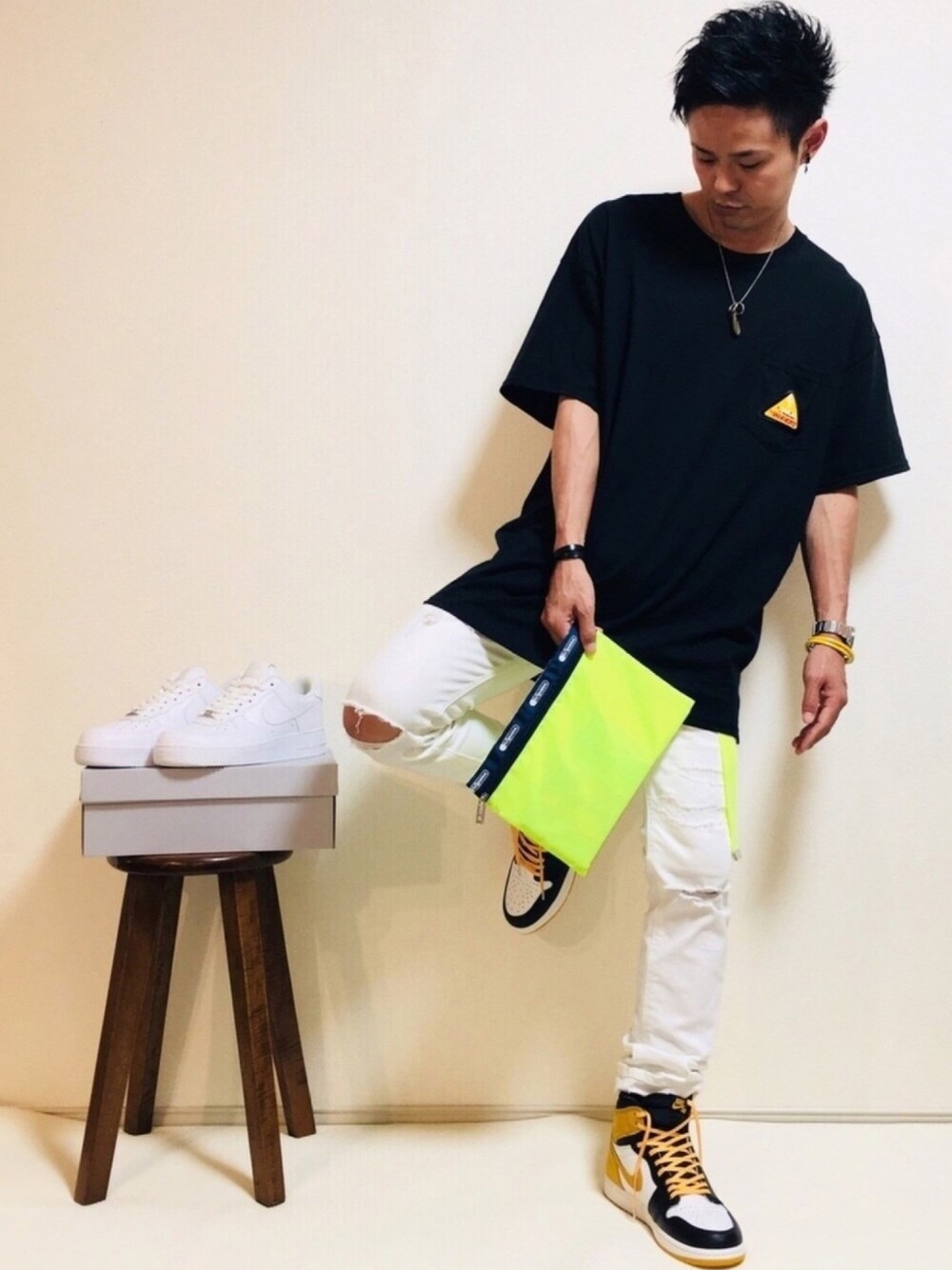 「NIKE、ナイキ、スニーカー、シューレース、黄色、白パンツ、ビッグシルエット」｜「atmosの胸のマークは△に⚡️とデンジャー！の文字（Tシャツ/カットソー、ブラック系）」を使った、帰ってきたSHIGE_KICKS👟さん（メンズ・168cm）の秋コーディネートの1枚目の写真