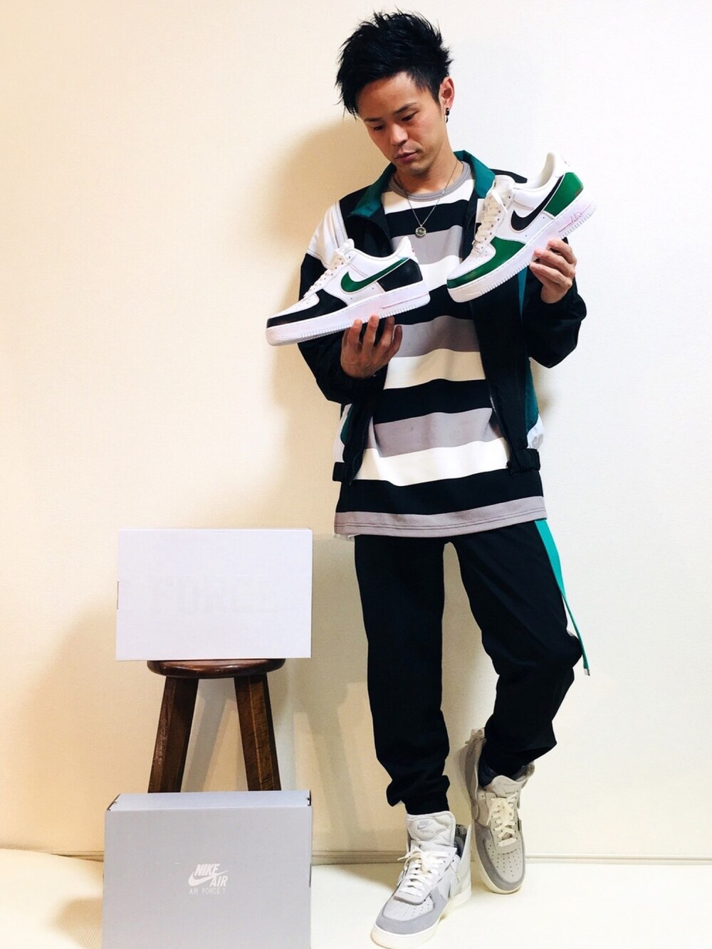 「NIKE、ナイキ、スニーカー、AIR FORCE 1、ストリート、カスタムスニーカー、緑、グレー」｜「MinoriTYのカラーブロックジップアップナイロンブルゾン（ナイロンジャケット、グリーン系）」を使った、帰ってきたSHIGE_KICKS👟さん（メンズ・168cm）の秋コーディネートの1枚目の写真