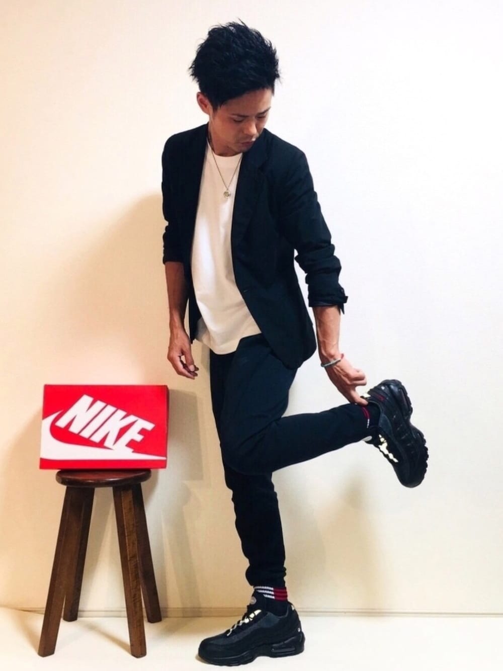 「NIKE、ナイキ、スニーカー、スポーツミックス、エアマックス95」｜「no brandのアイテム（スーツジャケット、ブラック系）」を使った、帰ってきたSHIGE_KICKS👟さん（メンズ・168cm）の秋コーディネートの1枚目の写真