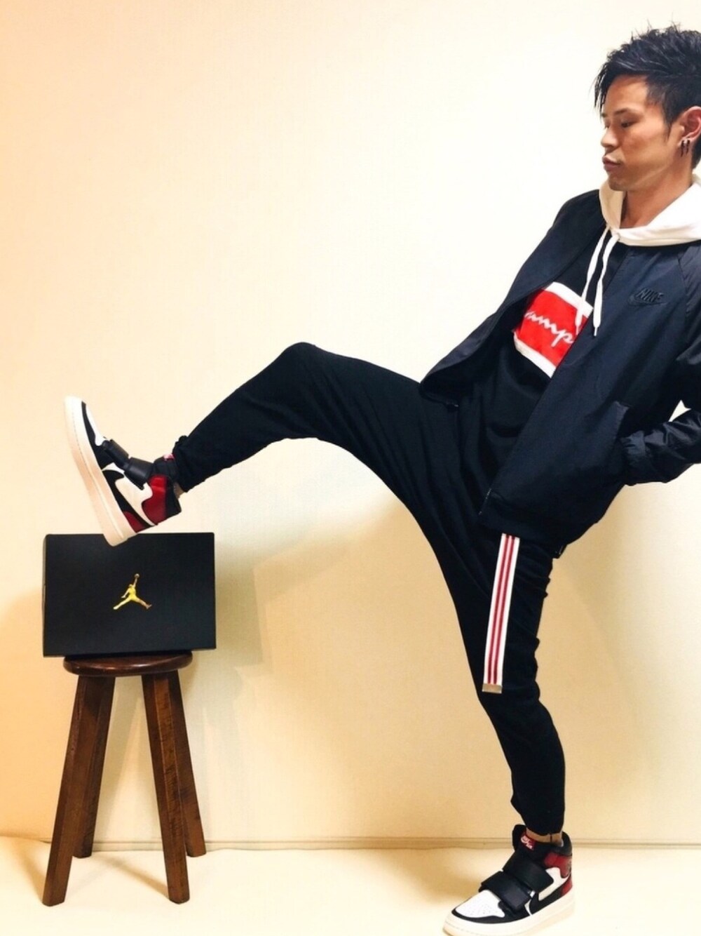 「NIKE、ナイキ、スニーカー、カスタムスニーカー、我が道をゆく隊、チャンピオン、パーカー」｜「NIKEの【NIKE】 ウーブンプレイヤーズジャケット（ブルゾン、ブラック系）」を使った、帰ってきたSHIGE_KICKS👟さん（メンズ・168cm）の秋コーディネートの1枚目の写真