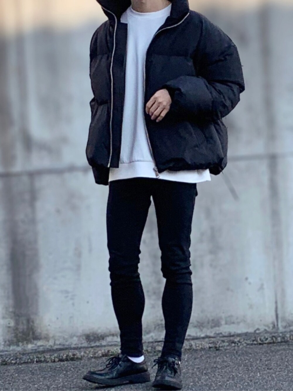 「シンプル、今日のコーデ、おしゃれさんと繋がりたい、モノトーン、ストリート、ブラック、スキニー、ootd、ダウンジャケット、革靴」｜「G.O.Cのスタンドカラーショートペディン 中綿ダウンジャケット ボアブルゾン（ダウンジャケット/コート、ブラック系）」を使った、ぴぴさん（メンズ・165cm）の冬コーディネートの1枚目の写真