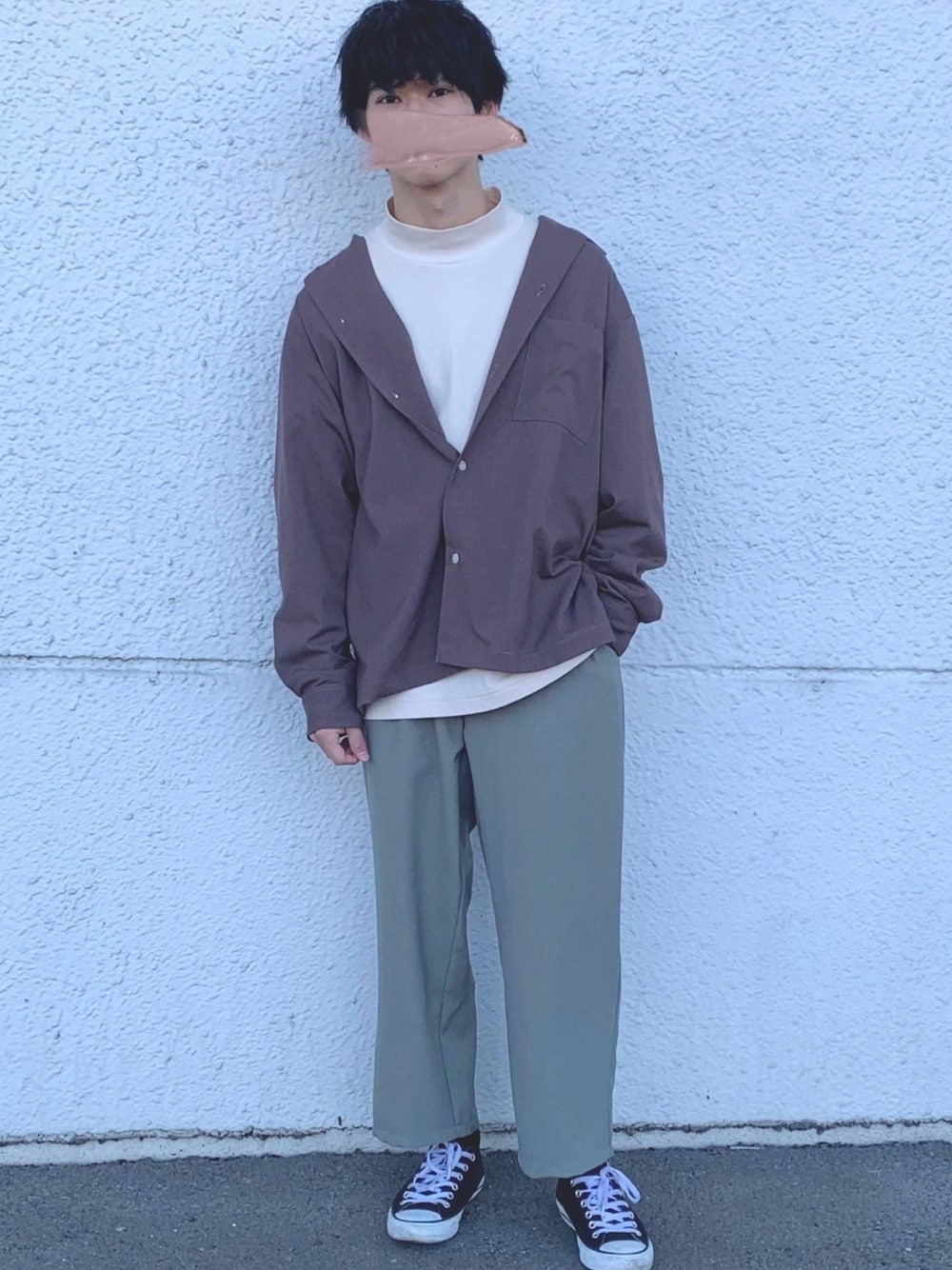 「ゆるコーデ、オーバーサイズ、ワイドパンツ、スニーカー、シャツスタイル、オープンカラーシャツ、UNIQLO、モックネック、コンバース、ゆるゆる」｜「GUのアイテム（シャツ/ブラウス、ブラウン系）」を使った、ぴぴさん（メンズ・165cm）の冬コーディネートの1枚目の写真