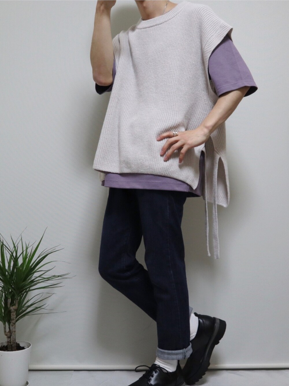 ホワイト系のベスト、ブルー系のデニムパンツ、ブラック系のドレスシューズを着用したメンズの春コーディネートの1枚目の写真