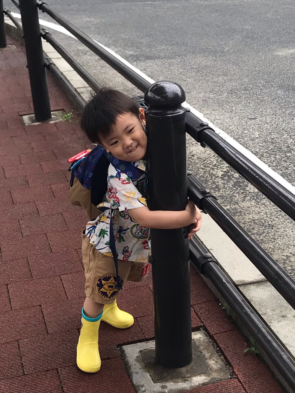 「kids、男の子、男の子コーデ、キッズコーデ」｜「DENIM DUNGAREEのヴィンテージ アロハ シャツ（シャツ/ブラウス、ホワイト系）」を使った、k.a.sさん（キッズ・100cm）の夏コーディネートの1枚目の写真