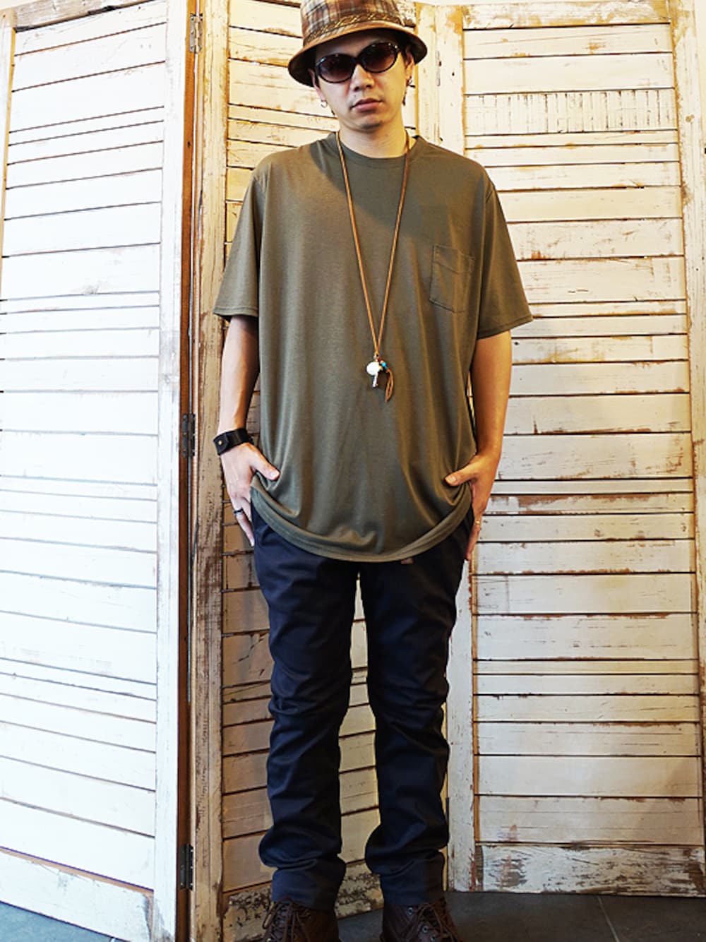 「Burnout、CHORD NUMBER EIGHT、ホイッスル」｜「naked sunのNaked Sun（ネイキッドサン） FLEXIBLE PANTS（チノパンツ、ブラック系）」を使った、MOREGAUCHE2KAZUYAさん（メンズ・169cm）の夏コーディネートの1枚目の写真