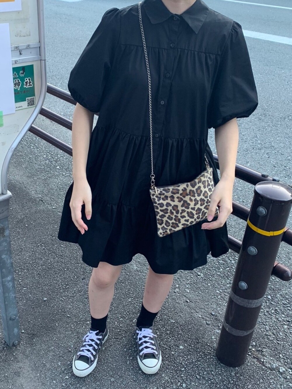 「ワンピース、黒ワンピース、ZARAワンピース、韓国コーデ、レオパード、ブラックコーデ、スニーカーコーデ、ZARA、H&M、converse」｜「ZARAのアイテム（シャツワンピース、ブラック系）」を使った、r i nさん（レディース・153cm）の秋コーディネートの1枚目の写真