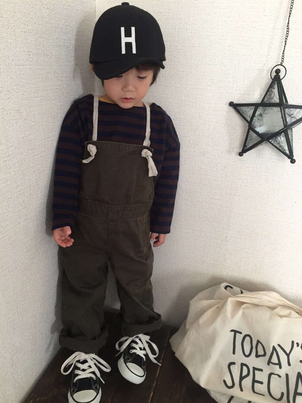 ブラウン系のTシャツ/カットソー、イエロー系のTシャツ/カットソー、グリーン系のサロペット/オーバーオールを着用したキッズの冬コーディネートの1枚目の写真