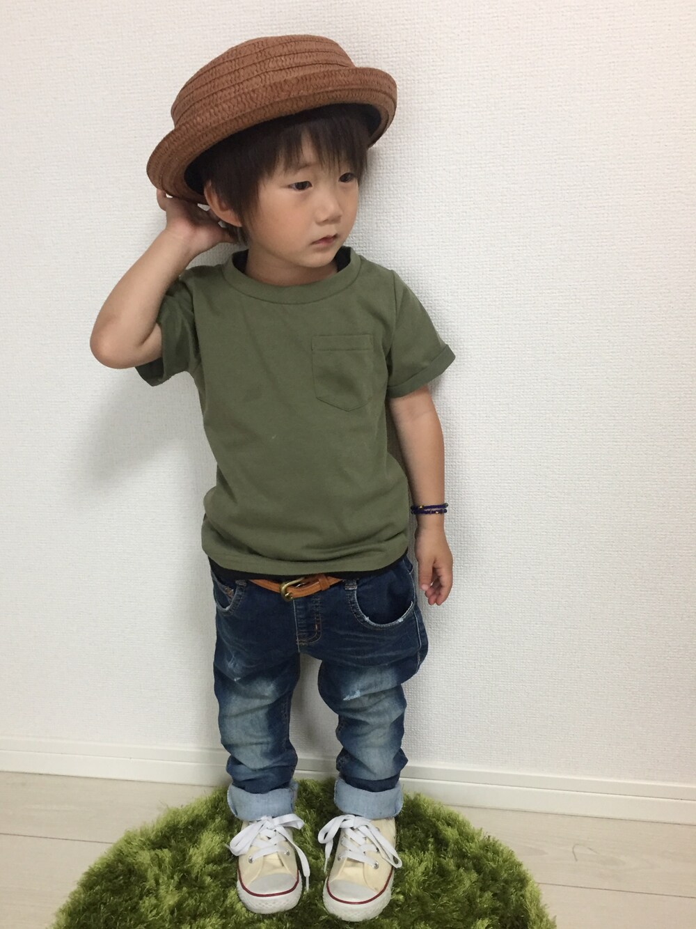 グリーン系のTシャツ/カットソー、ブルー系のタンクトップ、ブルー系のデニムパンツを着用したキッズの夏コーディネートの1枚目の写真