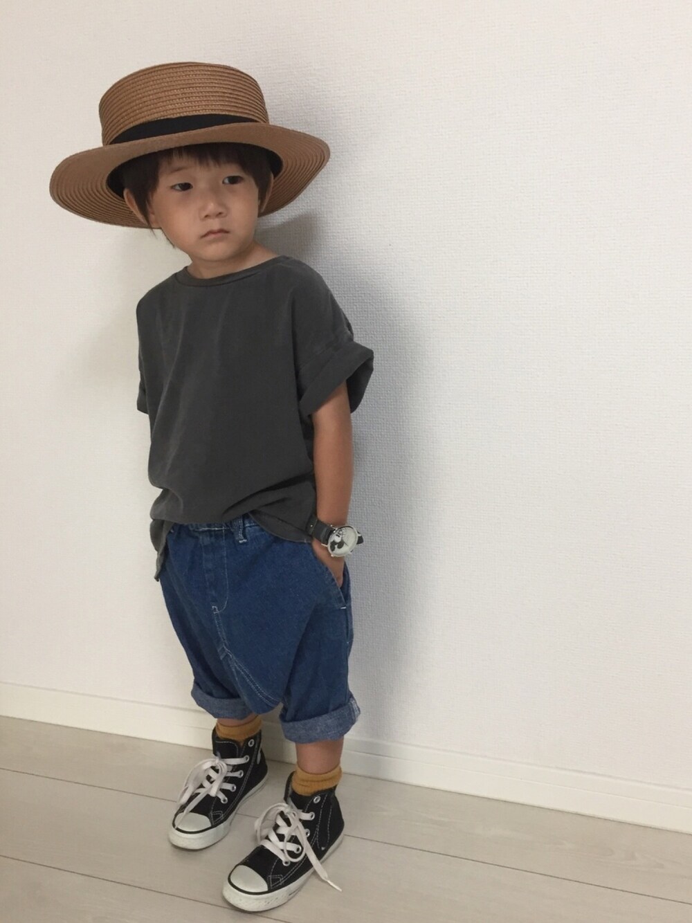 グレー系のTシャツ/カットソー、ブルー系のデニムパンツ、ブラック系のスニーカーを着用したキッズの夏コーディネートの1枚目の写真