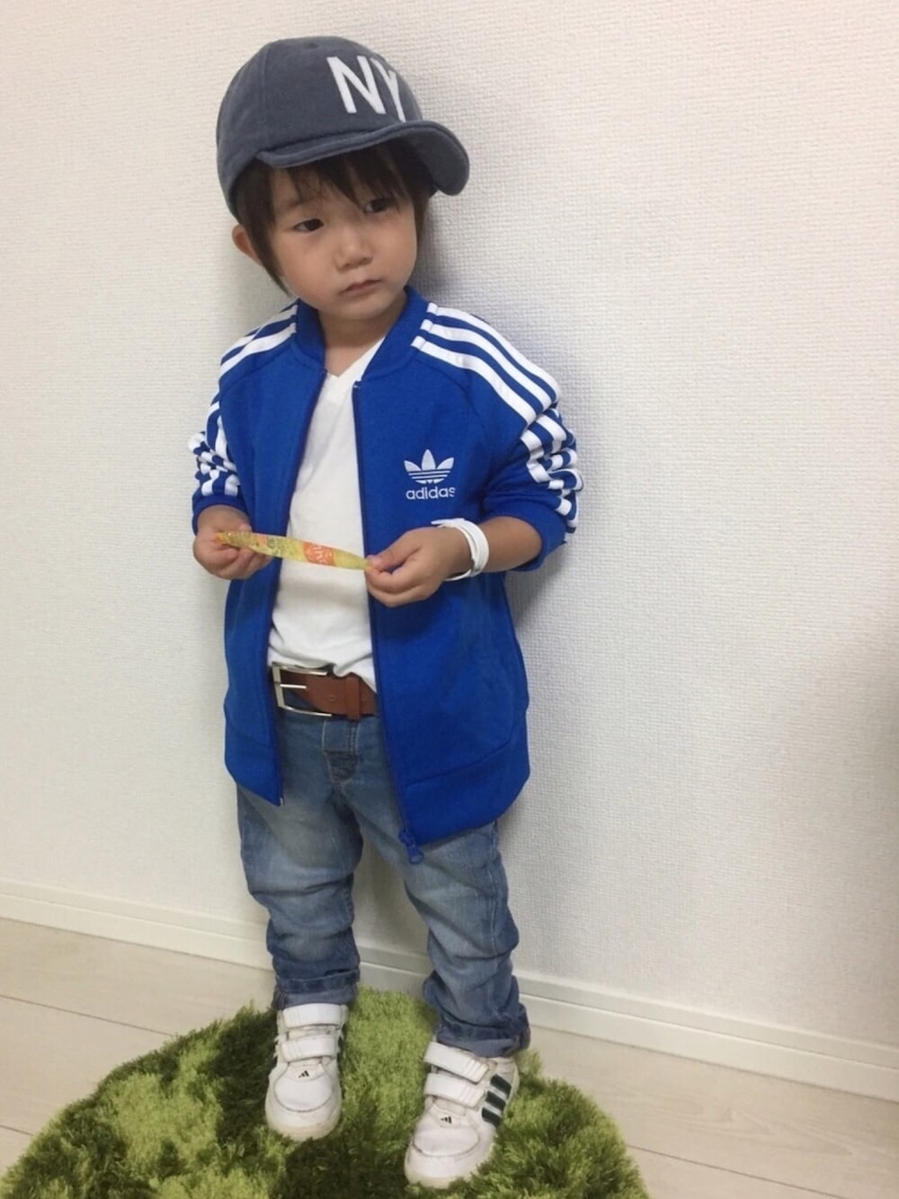 「KOE、キャップ、アディダス(adidas)、アディジャー、アズールバイマウジー(AZUL by moussy)、無地T、H&M、スニーカー、アディダスジャージ、ジャージ」｜「koeのキッズニューヨークロゴキャップ（キャップ、ブルー系）」を使った、JINさん（キッズ・90cm）の夏コーディネートの1枚目の写真