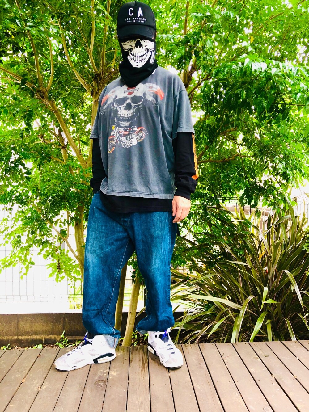 「キャップ、デニム、古着、スニーカー、Jordan、Tシャツ、レイヤードスタイル、ロンハーマン、スカル、ロンT」｜「VINTAGEのアイテム（Tシャツ/カットソー、ブラック系）」を使った、ianruzakさん（メンズ・170cm）の夏コーディネートの1枚目の写真