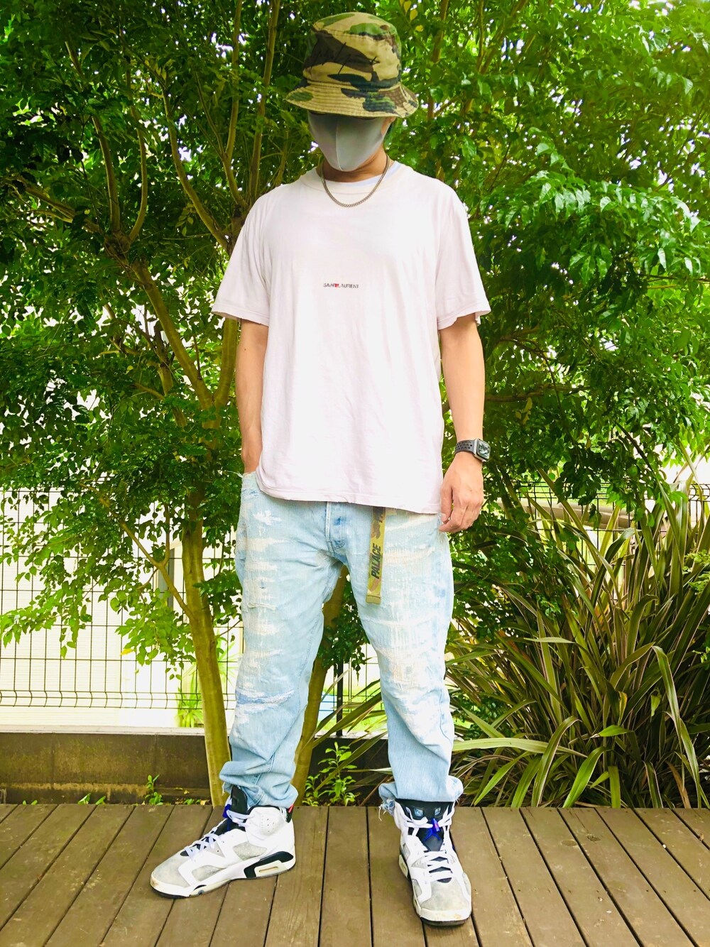 「Tシャツ、Jordan、yohjiyamamoto、ハット、ロゴT、古着、古着MIX、スニーカー、Saint Laurent、ダメージデニムパンツ」｜「Yohji YamamotoのYohjiYamamotoxNewEra/ヨウジヤマモト×ニューエラ/カモフラージュ柄バケットハット01/BUCKET-01 YYLOGO/HN-H91-974-1（ハット、その他）」を使った、ianruzakさん（メンズ・170cm）の夏コーディネートの1枚目の写真