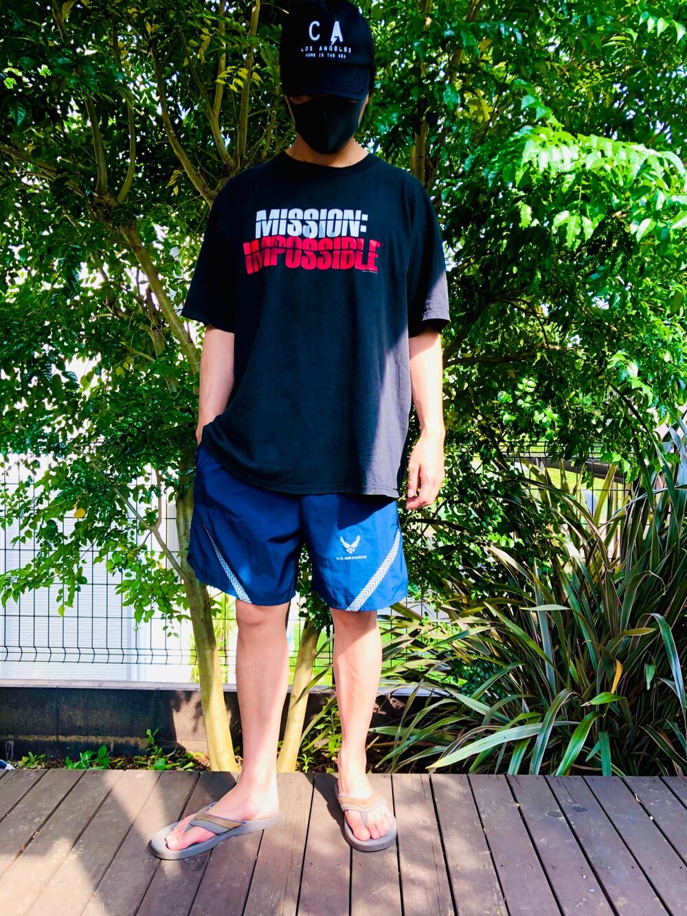 「Tシャツ、夏コーデ、休日スタイル、ビーチサンダル、古着、サンダル、ショートパンツ、ロゴT、キャップ、古着コーデ」｜「Ron Hermanのアイテム（キャップ、ブラック系）」を使った、ianruzakさん（メンズ・170cm）の夏コーディネートの1枚目の写真