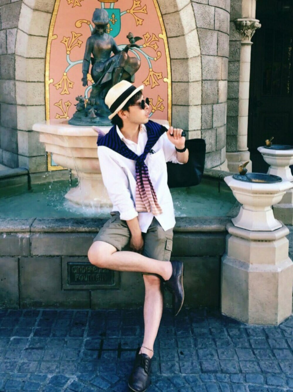 ベージュ系のその他パンツ、パープル系のカーディガン/ボレロ、ホワイト系のシャツ/ブラウスを着用したメンズの夏コーディネートの1枚目の写真