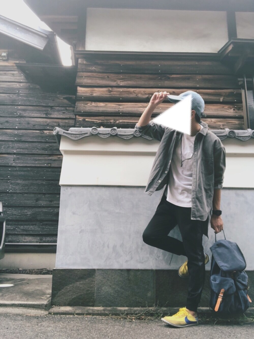 グレー系のシャツ/ブラウス、イエロー系のサンダル、その他のその他パンツを着用したメンズの夏コーディネートの1枚目の写真