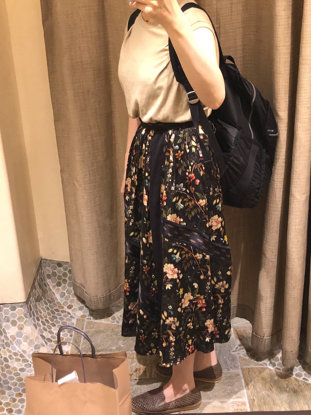 「夏セールで買いました、AURALEE、ボタニカル柄、夏コーデ、黒リュック、買い物」｜「AURALEEの【AURALEE】シームレス ノースリーブカットソー WOMEN（Tシャツ/カットソー、ベージュ系）」を使った、saorismさん（レディース・153cm）の夏コーディネートの1枚目の写真