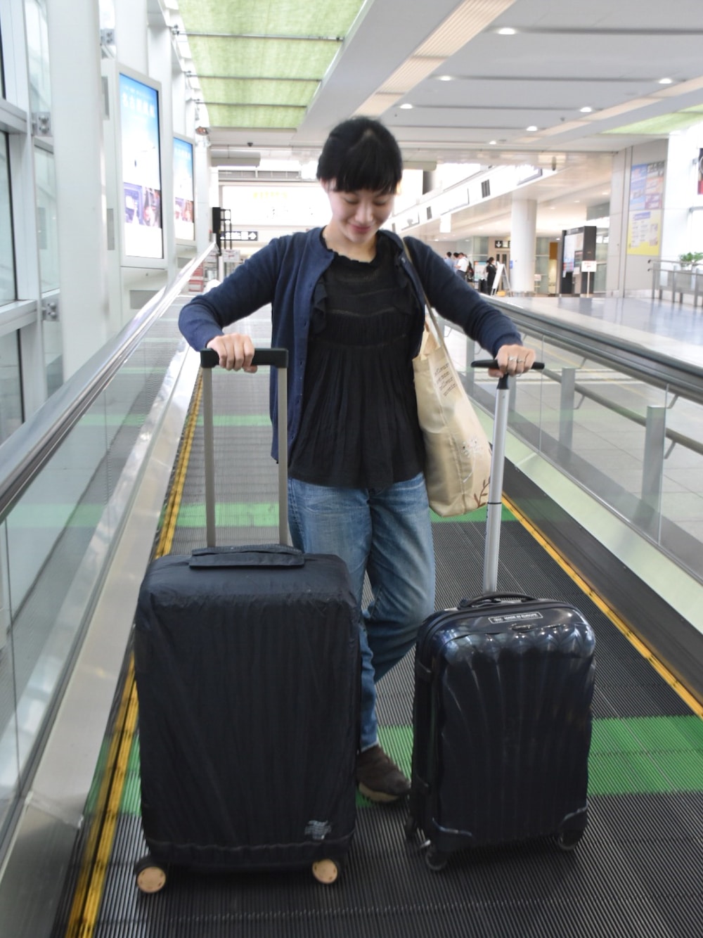「パリ、スーツケース、ボサノバ、RIMOWA、ネイビーコーデ、ISABEL MARANT ETOILE」｜「Maison KitsuneのＭＥＲＩＮＯＳ　Ｒ－ＮＥＣＫ　ＣＡＲＤＩ（カーディガン/ボレロ、ブルー系）」を使った、saorismさん（レディース・153cm）の秋コーディネートの1枚目の写真
