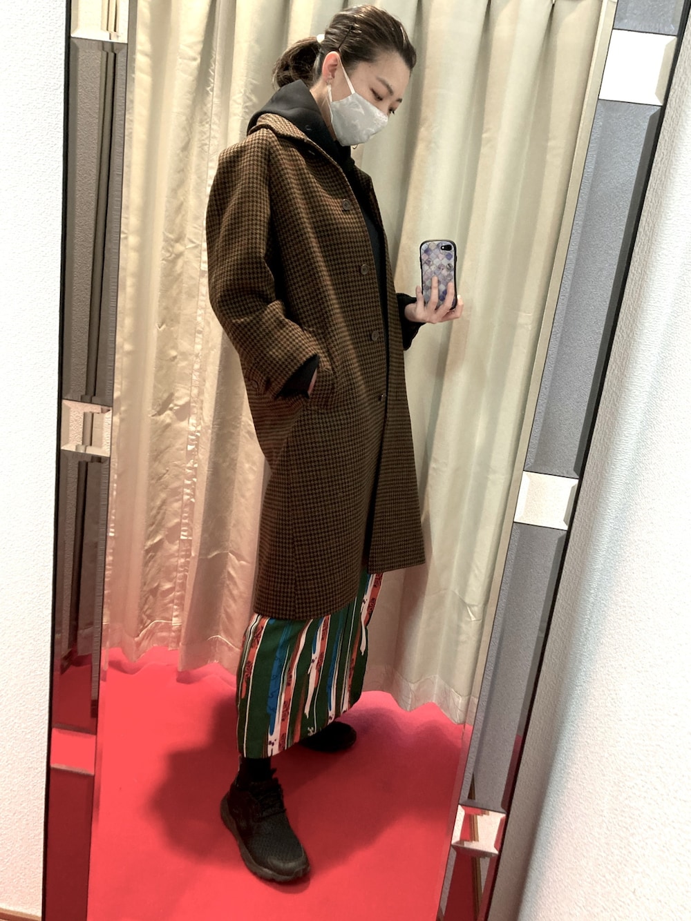 「着物、フリース着物、あったかコーデ、私の推しブランド、仕立屋甚五郎、千鳥格子、ステンカラーコート、柄×柄、冬コーデ、黒パーカー」｜「仕立屋甚五郎のアイテム（着物、グリーン系）」を使った、sutoさん（レディース・169cm）の冬コーディネートの1枚目の写真