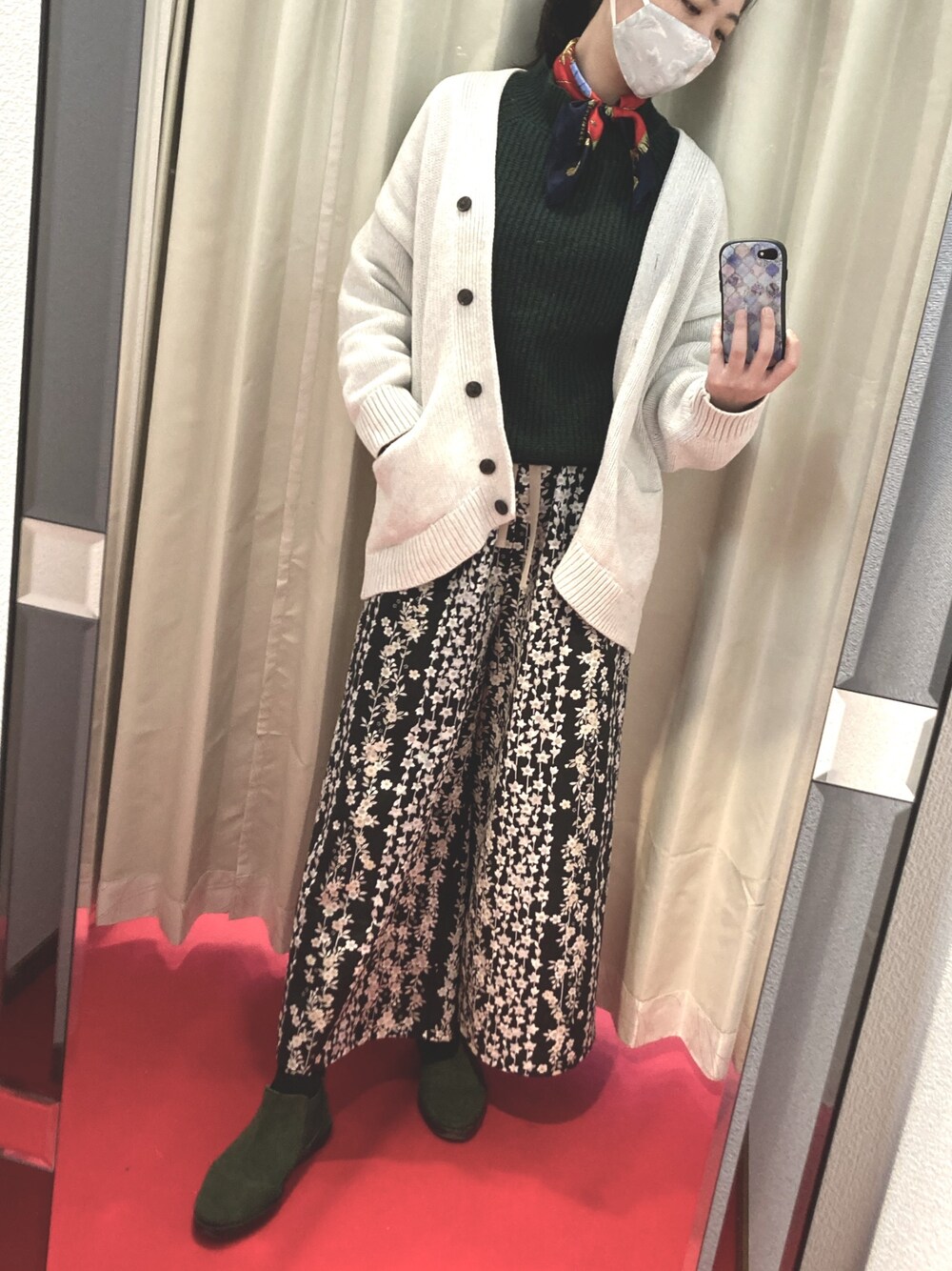 「着物、私の推しブランド、仕立屋甚五郎、ワイドパンツ、柄パンツ、和柄パンツ、白カーディガン、着物生地、緑ニット、スカーフ」｜「仕立屋甚五郎のアイテム（その他パンツ、ブラック系）」を使った、sutoさん（レディース・169cm）の冬コーディネートの1枚目の写真