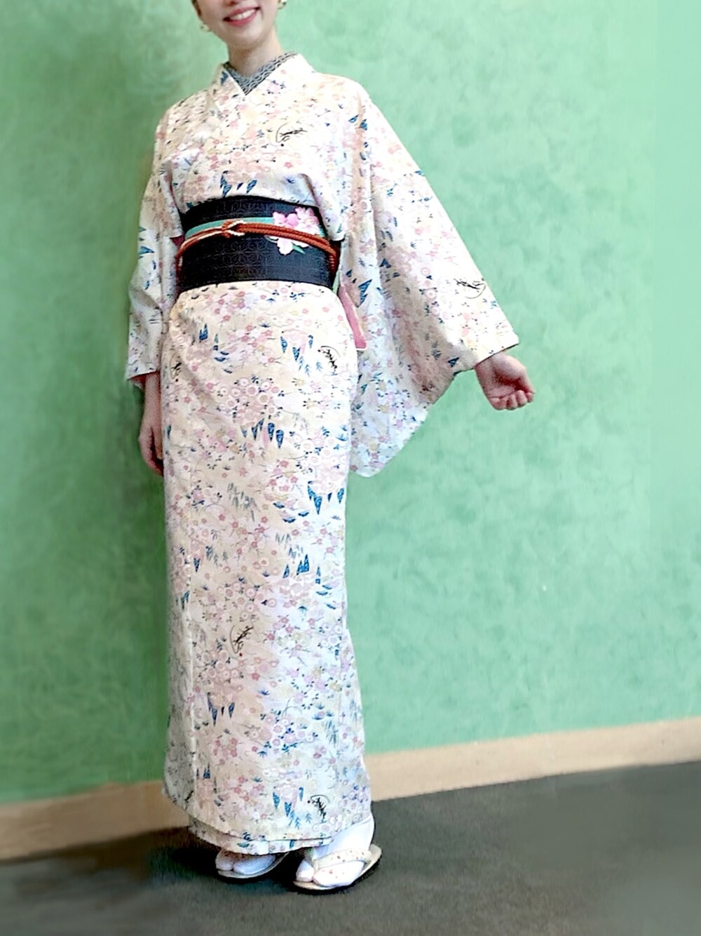 「仕立屋甚五郎、着物、和装、着物コーデ、着物女子、和柄、総柄、花柄、半襟、簡単着物」｜「仕立屋甚五郎のアイテム（着物、ベージュ系）」を使った、sutoさん（レディース・169cm）の冬コーディネートの1枚目の写真