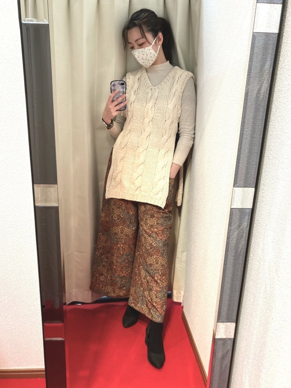 「ニットベスト、ハイネックニット、オフホワイト、ワイドパンツ、和柄、仕立屋甚五郎、着物生地、レイヤードスタイル、柄パンツ、和柄パンツ」｜「SLYのアイテム（ベスト、ベージュ系）」を使った、sutoさん（レディース・169cm）の冬コーディネートの1枚目の写真