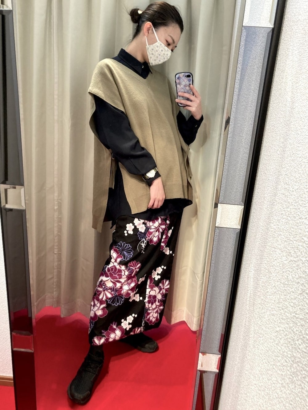 「仕立屋甚五郎、ゆるコーデ、ベスト×シャツ、和柄、フリース、フリース着物、フリーススカート、着物、高身長女子、ニットベスト」｜「Samansa Mos2 blueのサイドスリットニットベスト（ベスト、グリーン系）」を使った、sutoさん（レディース・169cm）の春コーディネートの1枚目の写真