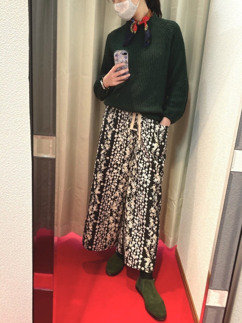 「仕立屋甚五郎、ワイドパンツ、和柄、柄パンツ、スカーフ、スカーフアレンジ、花柄パンツ、着物、着物生地、グリーン」｜「仕立屋甚五郎のアイテム（その他パンツ、ブラック系）」を使った、sutoさん（レディース・169cm）の冬コーディネートの1枚目の写真