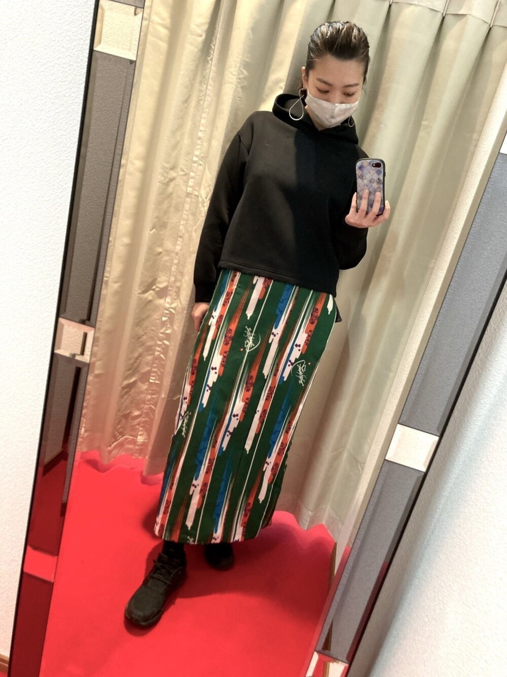 「仕立屋甚五郎、和柄、フリース着物、フリース、着物、黒パーカー、黒スニーカー、reebok、総柄スカート、グリーン」｜「仕立屋甚五郎のアイテム（着物、グリーン系）」を使った、sutoさん（レディース・169cm）の冬コーディネートの1枚目の写真