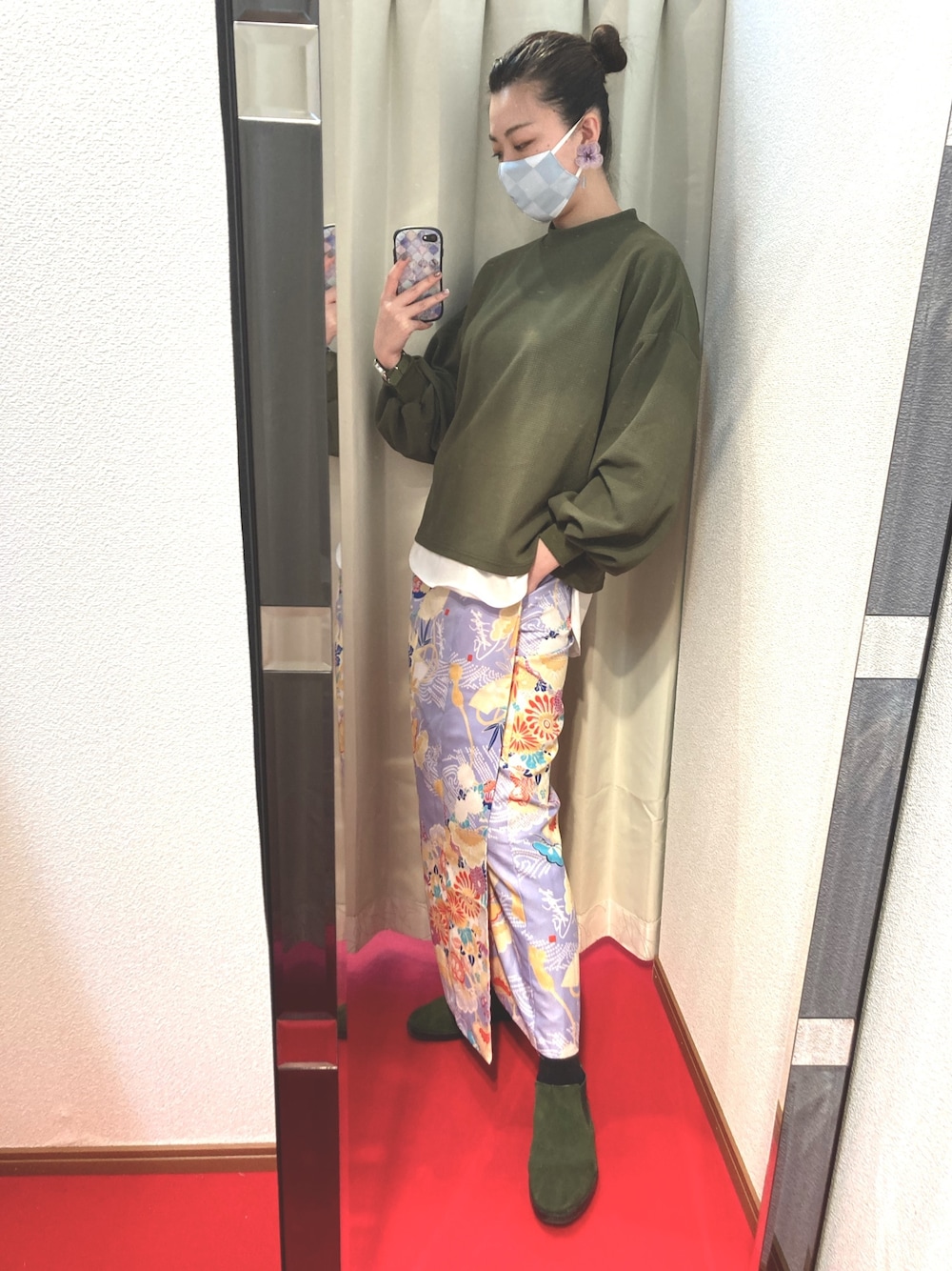 「仕立屋甚五郎、着物、きもの、和柄、柄スカート、レイヤードスタイル、カーキ、春、巻きスカート、ボリューム袖」｜「仕立屋甚五郎のアイテム（着物、パープル系）」を使った、sutoさん（レディース・169cm）の春コーディネートの1枚目の写真