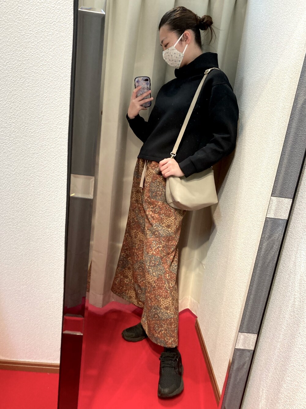 「仕立屋甚五郎、和柄、和柄パンツ、ワイドパンツ、和柄ワイドパンツ、柄パンツ、黒パーカー、スニーカーコーデ、黒スニーカー、着物生地」｜「仕立屋甚五郎のアイテム（パンツ、ブラウン系）」を使った、sutoさん（レディース・169cm）の春コーディネートの1枚目の写真