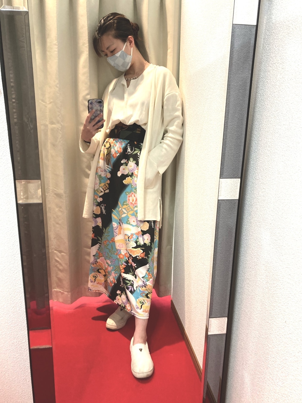 「仕立屋甚五郎、和柄、ベルト、帯、ロングスカート、スウェットスカート、柄スカート、ロングカーディガン、ホワイト、高身長女子」｜「仕立屋甚五郎のアイテム（スカート、ブルー系）」を使った、sutoさん（レディース・169cm）の春コーディネートの1枚目の写真