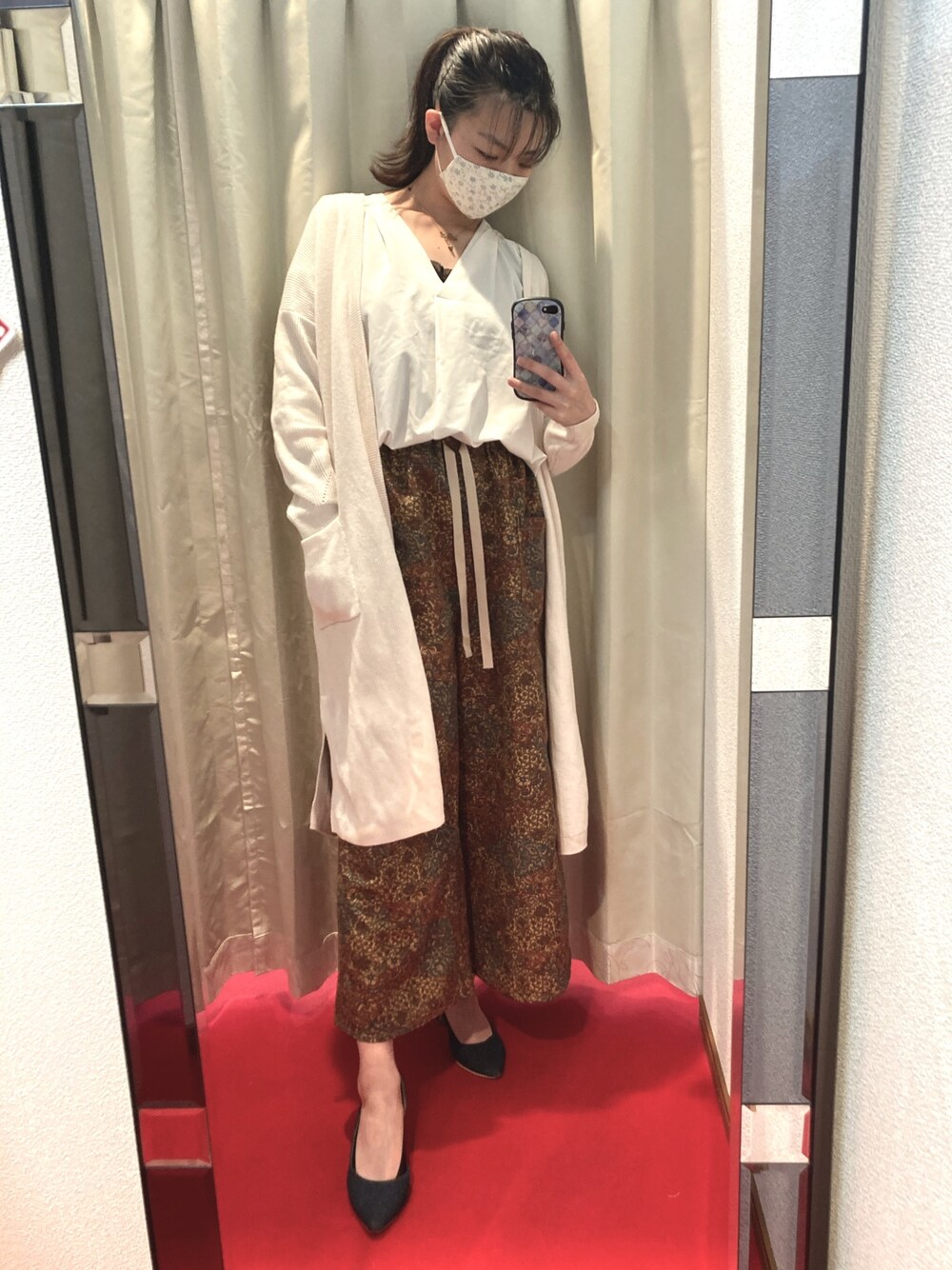 「仕立屋甚五郎、和柄、和柄パンツ、柄パンツ、白シャツ、ロングカーディガン、Vネック、パンツスタイル、着物生地、ワイドパンツ」｜「仕立屋甚五郎のアイテム（パンツ、ブラウン系）」を使った、sutoさん（レディース・169cm）の春コーディネートの1枚目の写真
