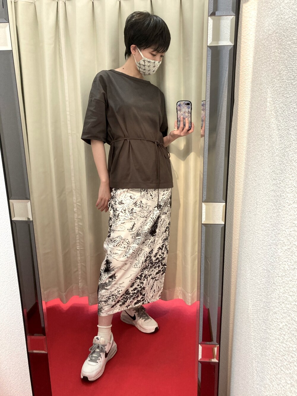 「仕立屋甚五郎、和柄、柄スカート、ロングスカート、スニーカー、エアマックス、AIR MAX、プルオーバー、グレー、モノトーンコーデ」｜「仕立屋甚五郎のアイテム（スカート、ホワイト系）」を使った、sutoさん（レディース・169cm）の春コーディネートの1枚目の写真