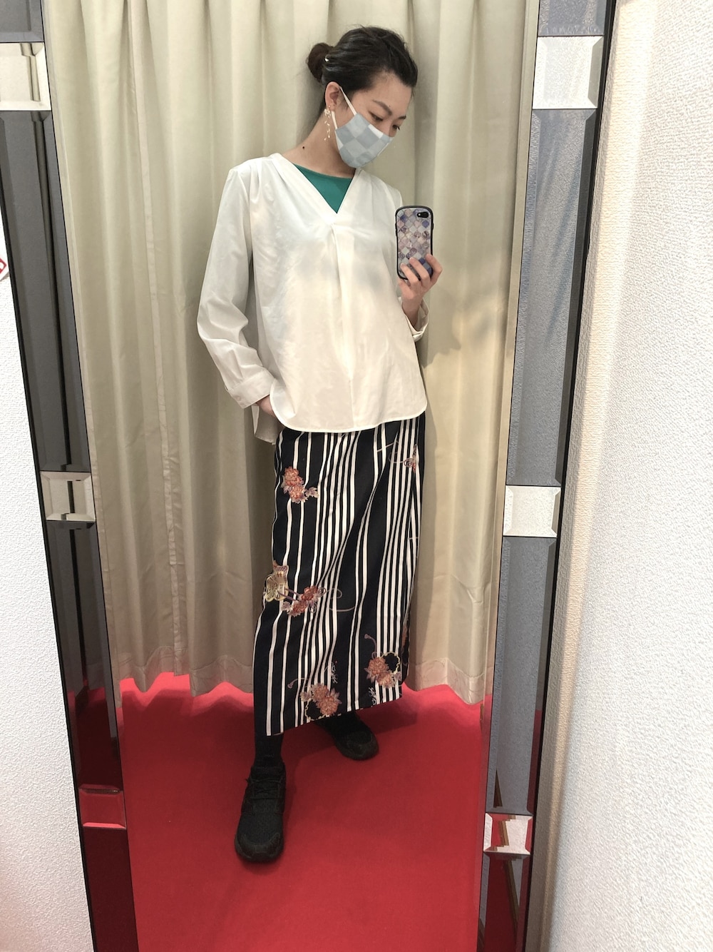「仕立屋甚五郎、着物、二部式着物、スカート、着回しコーデ、和柄、ストライプ、グリーン、ロングスカート、巻きスカート」｜「PierrotのVネックタックブラウス（シャツ/ブラウス、ホワイト系）」を使った、sutoさん（レディース・169cm）の春コーディネートの1枚目の写真
