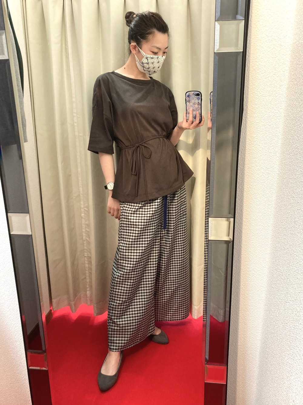「仕立屋甚五郎、和柄、ワイドパンツ、柄パンツ、着物生地、グレー、チェック、チェックパンツ、ウエストマーク、Tシャツ」｜「仕立屋甚五郎のアイテム（パンツ、グレー系）」を使った、sutoさん（レディース・169cm）の春コーディネートの1枚目の写真