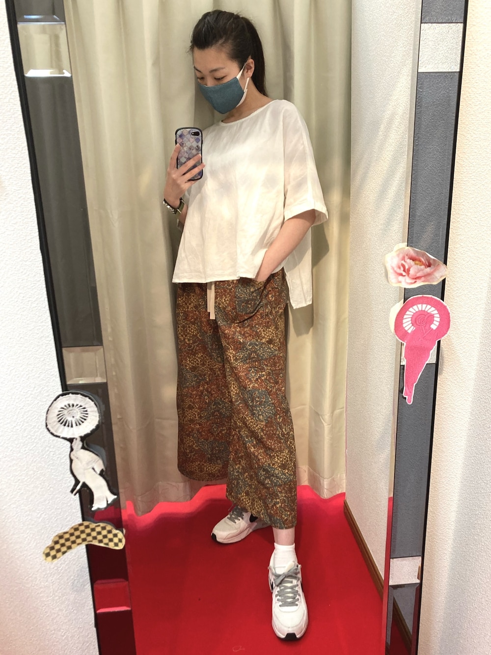 「仕立屋甚五郎、和柄、柄パンツ、ワイドパンツ、カジュアル、白トップス、スニーカー、パンツスタイル、着物生地、ゆるコーデ」｜「仕立屋甚五郎のアイテム（パンツ、ブラウン系）」を使った、sutoさん（レディース・169cm）の夏コーディネートの1枚目の写真
