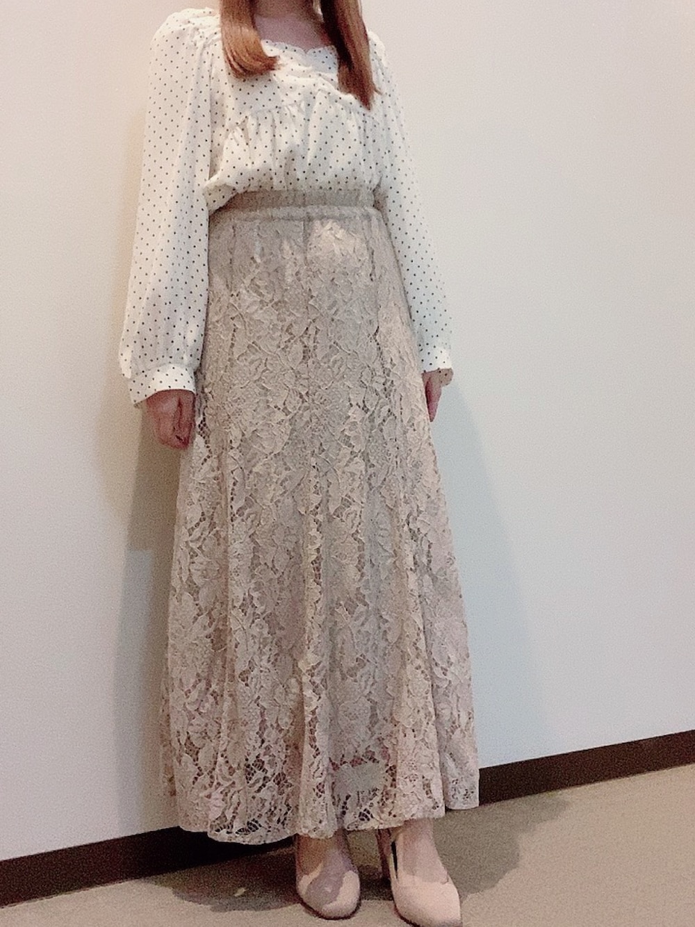 「シンプルコーデ、ドット、レーススカート、パンプス、ブラウス、ブラウス×スカート、プチプラ、フェミニン」｜「MAJESTIC LEGONのニュアンスレーススカート（スカート、ベージュ系）」を使った、りんさん（レディース・146cm）の春コーディネートの1枚目の写真