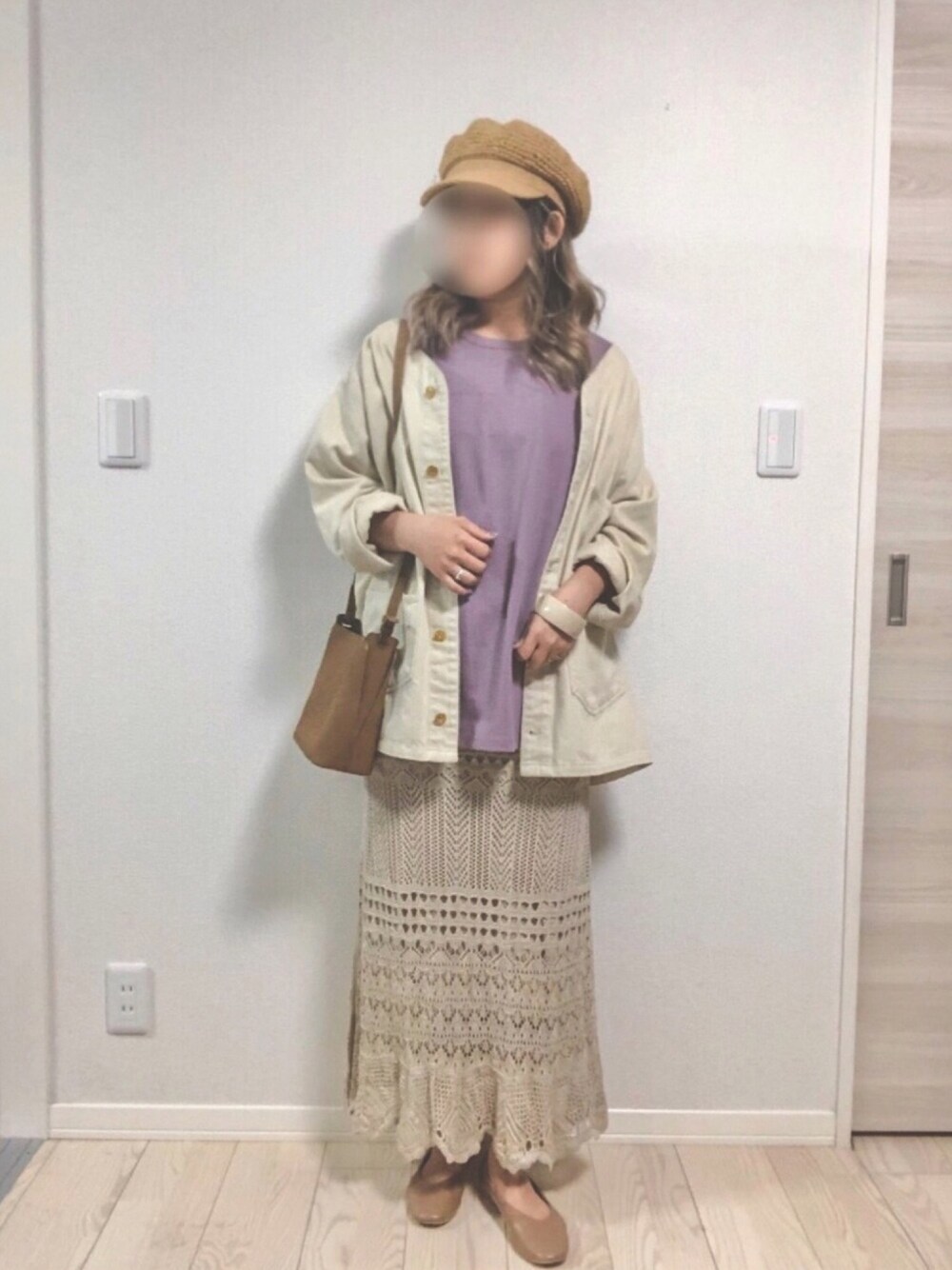 ベージュ系のカバーオール、パープル系のTシャツ/カットソー、ブラウン系のショルダーバッグを着用したレディースの春コーディネートの1枚目の写真