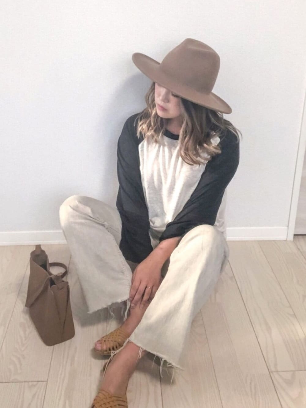 ブラック系のTシャツ/カットソー、イエロー系のサンダル、ブラウン系のショルダーバッグを着用したレディースの春コーディネートの1枚目の写真