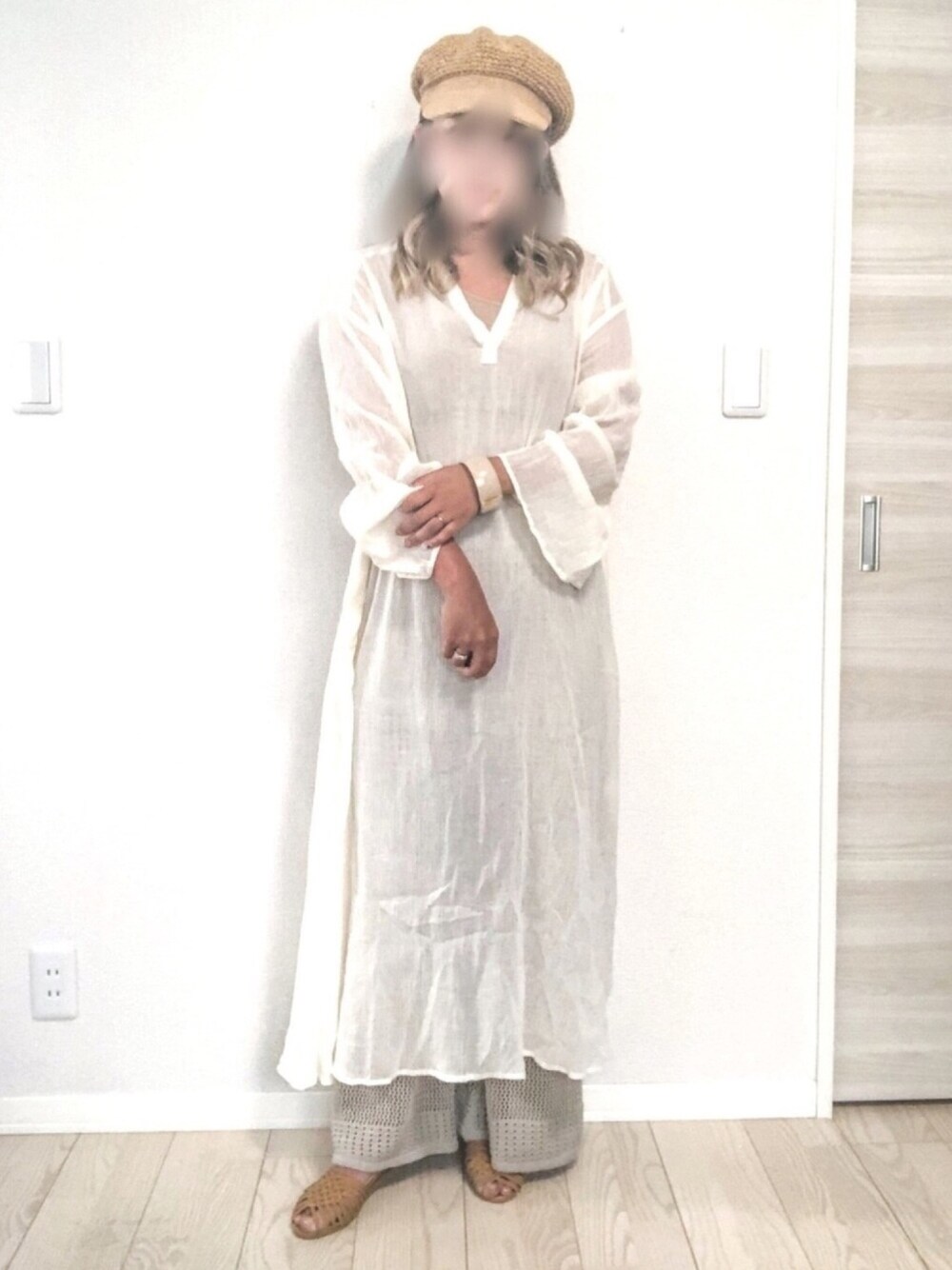 ホワイト系のワンピース、ベージュ系のその他パンツ、イエロー系のサンダルを着用したレディースの春コーディネートの1枚目の写真