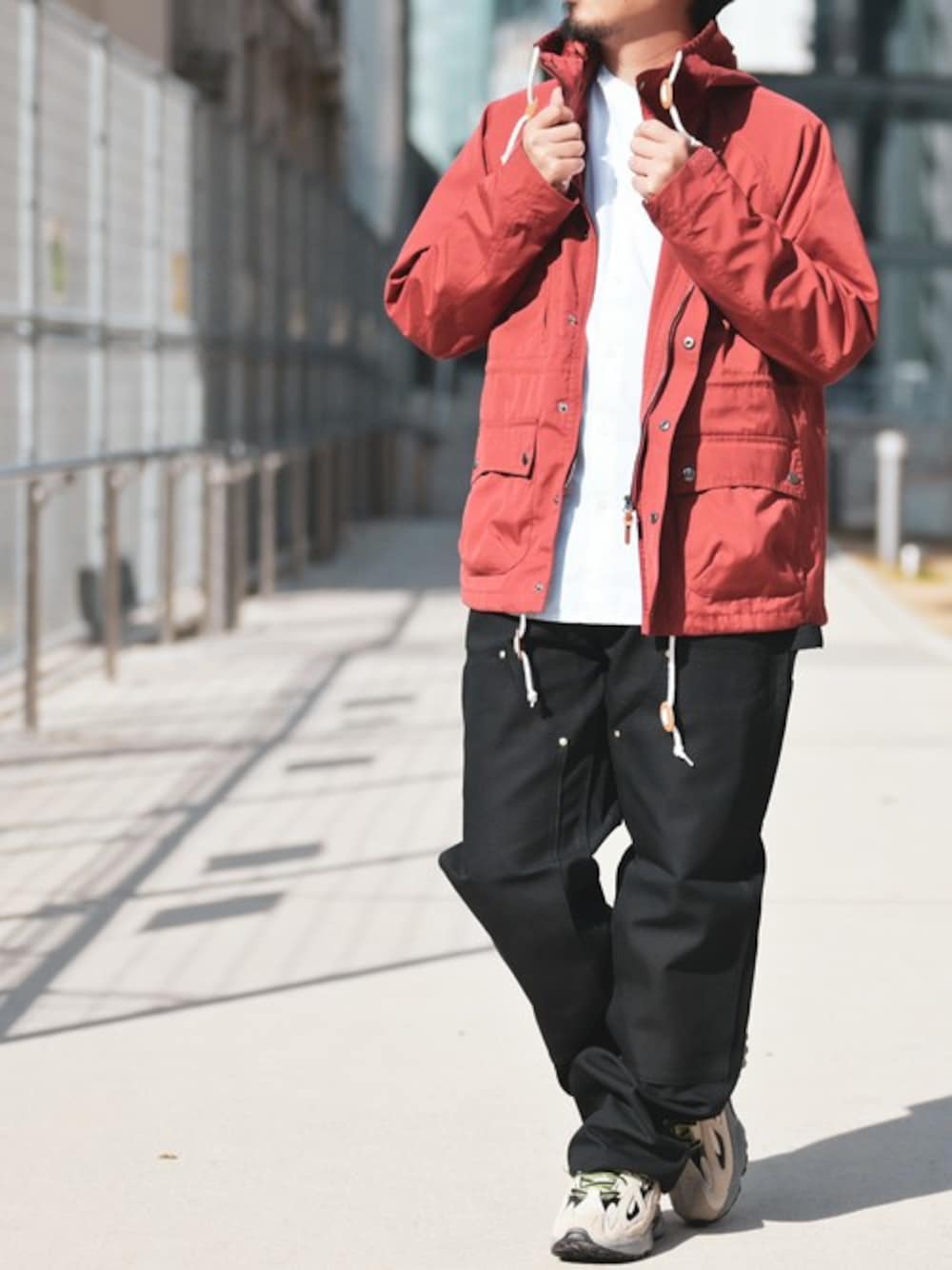 「マウンテンパーカー、カジュアル、シンプル、carhartt、カーハート、春、春コーデ、カジュアルコーデ、はるコーデ」｜「JOHN'S CLOSETの【i】TCウェザーマウンテンパーカー（マウンテンパーカー、レッド系）」を使った、JOHNSCLOSETさん（メンズ・171cm）の冬コーディネートの1枚目の写真