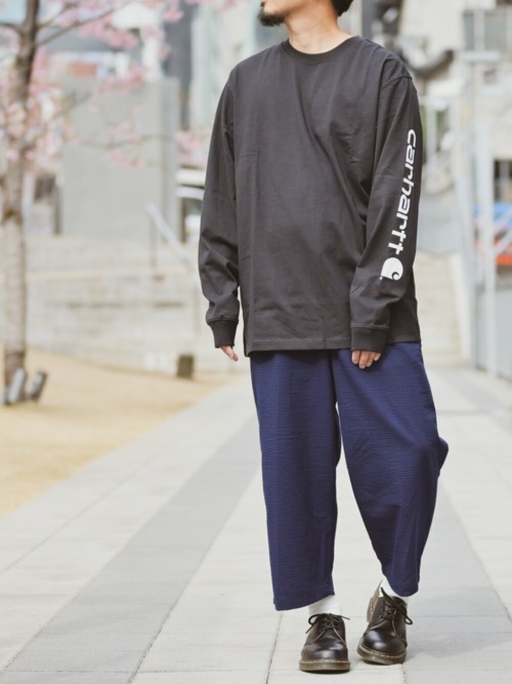 「ロンT、ゆるゆる、carhartt、ドクターマーチン、春、春コーデ、ゆるコーデ」｜「Carharttの【m】〔Carhartt/カーハート〕長袖Tee 袖プリントロングTシャツ ロンＴ（Tシャツ/カットソー、グレー系）」を使った、JOHNSCLOSETさん（メンズ・171cm）の冬コーディネートの1枚目の写真