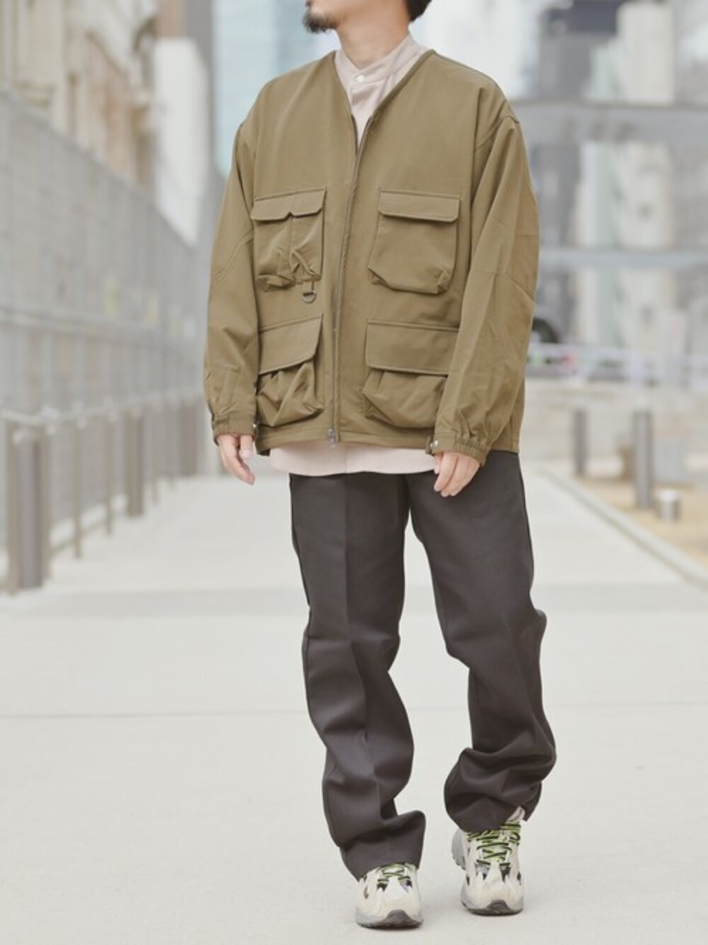 「カジュアル、reebok、Dickies、カーキアウター、ノーカラージャケット、春コーデ、カジュアルコーデ、はるコーデ」｜「JOHN'S CLOSETの【i】グログラン フィシング ポケット ノーカラージャケット JKT（ノーカラージャケット、グリーン系）」を使った、JOHNSCLOSETさん（メンズ・171cm）の春コーディネートの1枚目の写真