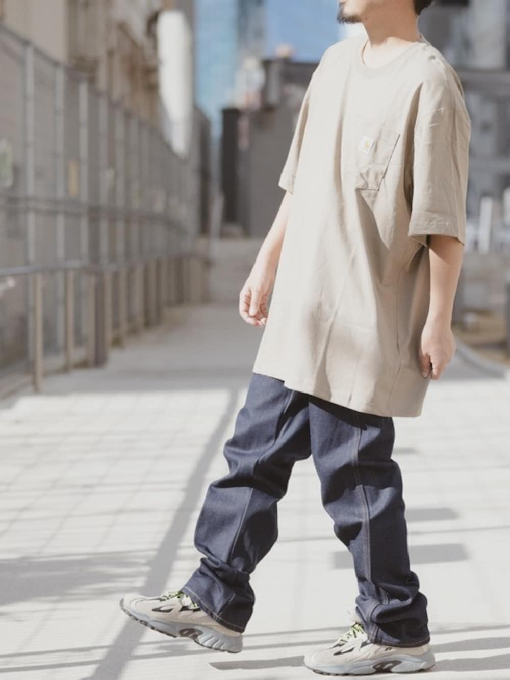 「デニム、シンプル、Tシャツ、reebok、Dickies、ゆるゆる、carhartt、春コーデ、夏コーデ、カジュアルコーデ」｜「Carharttの【m】〔Carhartt/カーハート〕 ポケット 無地＆ボーダーTシャツ半袖Tee（Tシャツ/カットソー、ベージュ系）」を使った、JOHNSCLOSETさん（メンズ・171cm）の春コーディネートの1枚目の写真